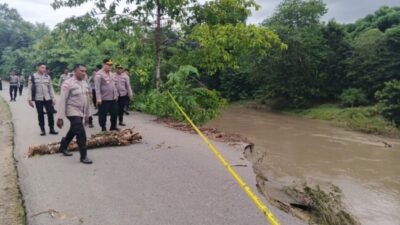 Respon Cepat ​Kapolres Ende Tinjau Lokasi Jalan Putus di Wewaria: Keselamatan Masyarakat Jadi Prioritas Utama