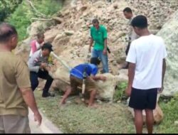 Jalur Trans Flores Ende-Bajawa Sempat Lumpuh Akibat Material Longsor, Polisi Dan Warga Bergerak Cepat