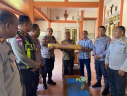 Terangi Sukacita Paskah 2026, Polres Ende Distribusikan Lilin Paskah ke Delapan Paroki