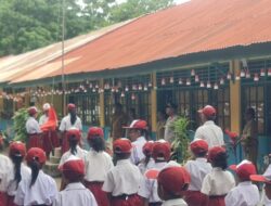 Tanamkan Disiplin Sejak Dini, Kapolsek Wolowaru Jadi Irup dan Beri Pelatihan kepada Siswa SD Katolik Wololele 