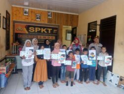 Polsek Ende Tanamkan Budaya Membaca Sejak Dini, Ajak Anak-anak Dekat dengan Buku dan Polisi