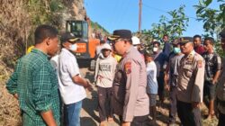 Material Longsor Tutup Jalan, Polres Ende dan PUPR Buka Kembali Akses Dua Desa di Ndona