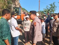 Material Longsor Tutup Jalan, Polres Ende dan PUPR Buka Kembali Akses Dua Desa di Ndona