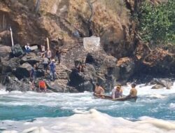 Tembus Gelombang Laut, Kapolres Ende Salurkan Bansos hingga Layanan Kesehatan untuk Warga Desa Nila